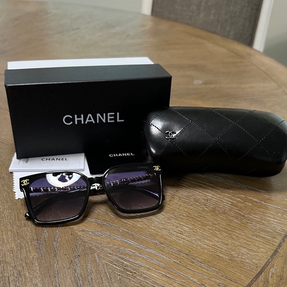 CHANEL Black Gold Sunglasses with Quilted Case - Picture 1 of 6